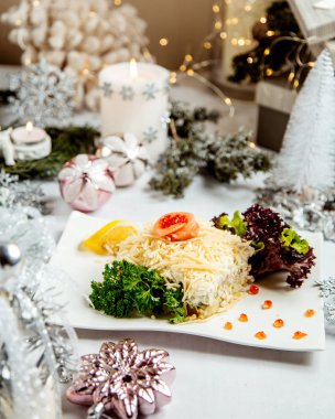 Biraz yeşillikli mimoza salatası.