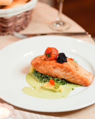 Sebzeli soslu haşlanmış somon.