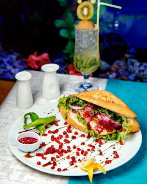 Bol soğanlı tavuklu sandviç.