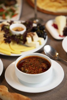 Rus usulü pancar çorbası kasede servis edilir.