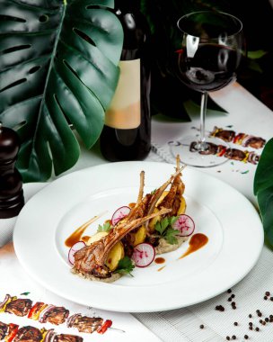 Kızarmış kaburga ve dilimlenmiş sebze.