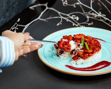 Domates soslu sebze ve pilav.