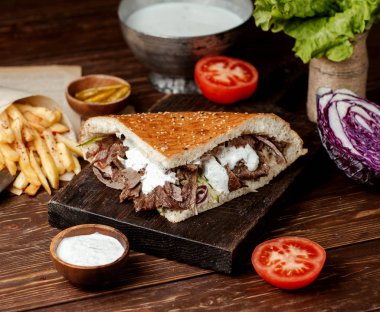 Taze ekmek ve mayonezli et.