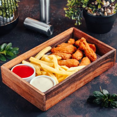 Kızarmış tavuk ve patates kızartması.