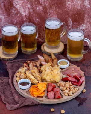 Çeşitli atıştırmalıklar ve biralarla dolu bir set.