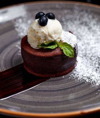 Dondurma ve çilekli çikolatalı kek.