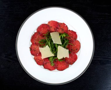 Peynirli ve yeşillikli salata.