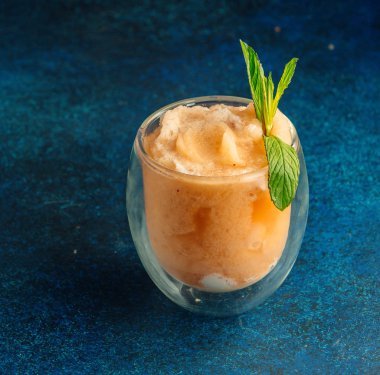 Elma püresi ve meyve suyu sade donanma arka planında