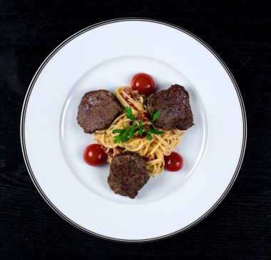 Soslu spagetti ve kızarmış köfte.