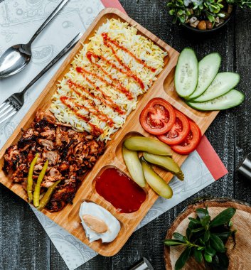 Pirinç ve sebzeli kızarmış tavuk kebabı.