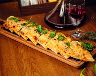 Bir bardak meyve suyu ile dilimlenmiş güveç.