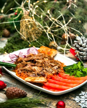 Doğranmış et ve dilimlenmiş domates.