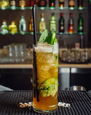 Masada soğuk meyve kokteyli var.