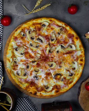 Domatesli mantarlı pizza.