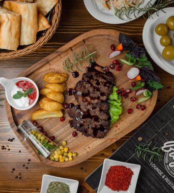 Biftek dilimleri, patates kızartması ve mayonez karışımı.