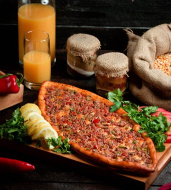 Portakal suyu ile etli pide