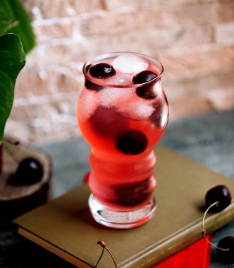 Buzlu ve kirazlı taze meyve suyu.