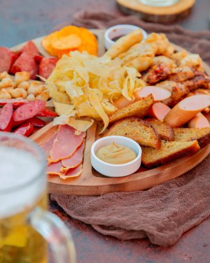 Tabağında çeşitli atıştırmalıklar olan bir set.