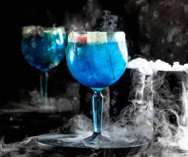 Mavi lagün, salatalık dilimli, füme camın yanında.