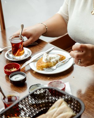 Türkçe tatlı çivi, dondurma ve bir fincan çay.