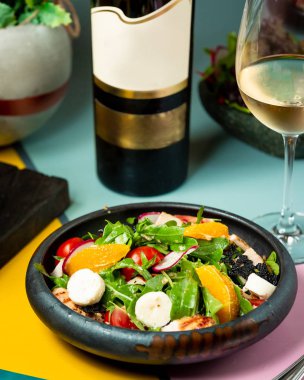 Domates ve portakal dilimli tavuk salatası.