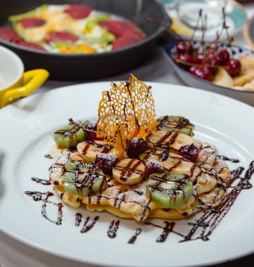 Waffle kivi, muz, ahududu ve çikolata.