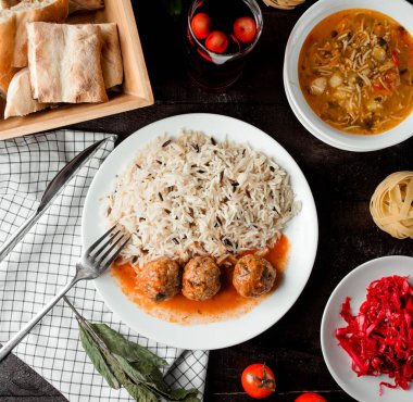 Köfteli pilav ve erişteli sebze çorbası.