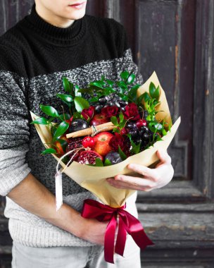 meyve buketi karışık meyve ve çiçeklerle