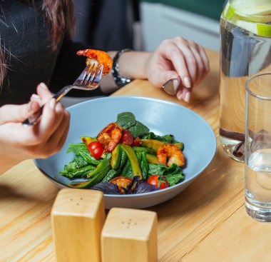 Sebzeli kızarmış karides.