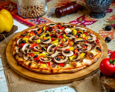 Ekstra mantarlı ve zeytinli karışık pizza.