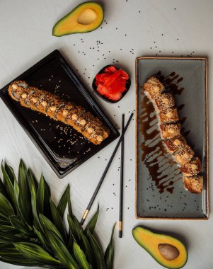 Sipariş tabağı ve sıcak suşi ile servis edilen tabaklar.