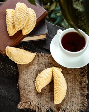 Azeri shekerbour ve bir fincan mis kokulu çay.