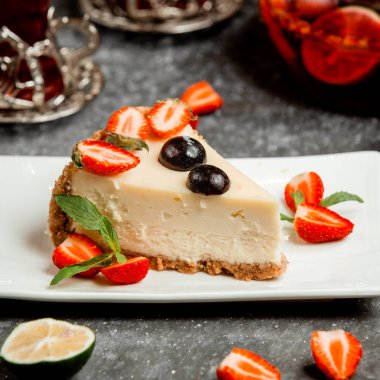 Çilekli ve kirazlı klasik cheesecake.