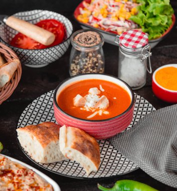 Peynirli domates çorbası ve ekmek kırıntısı.