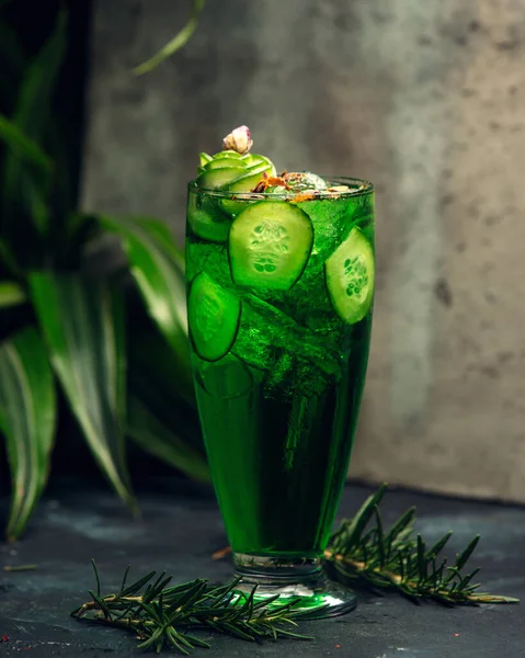 キュウリのスライスが入ったガラスの冷たい緑色の飲み物 — ストック写真