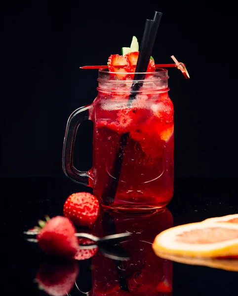 Erdbeersaft im Einmachglas — Stockfoto