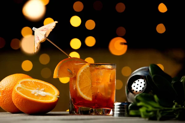 Un verre de cocktail à l'orange garni de tranches d'orange et d'un parapluie — Photo