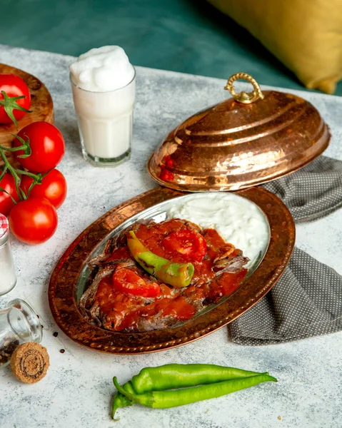 Fatias de carne frita cobertas com ketchup e creme azedo lateral — Fotografia de Stock