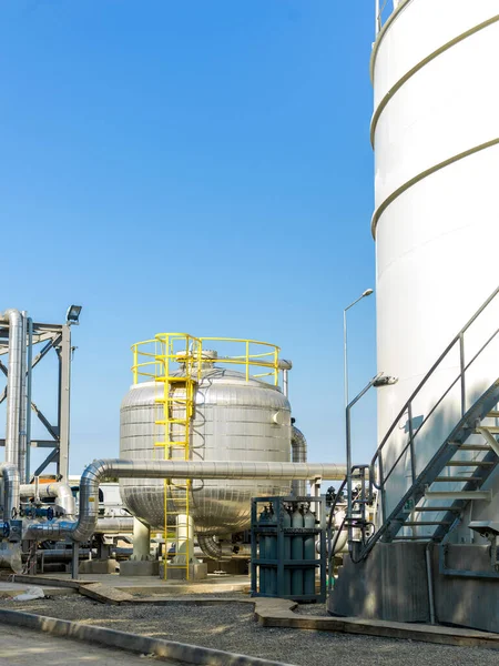 Tanque de procesamiento de petróleo y gas y tuberías _ — Foto de Stock