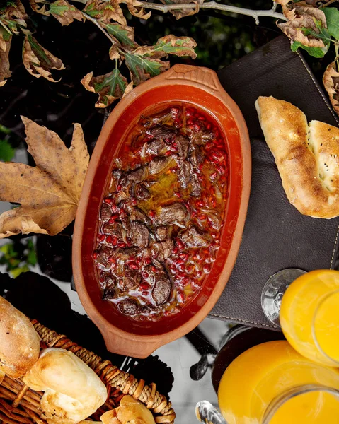 Lammgericht von oben mit Granatapfel und Zwiebel in Öl gekocht — Stockfoto