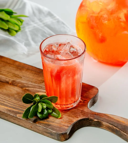 Red peach lemonade with ice — Stock Photo, Image
