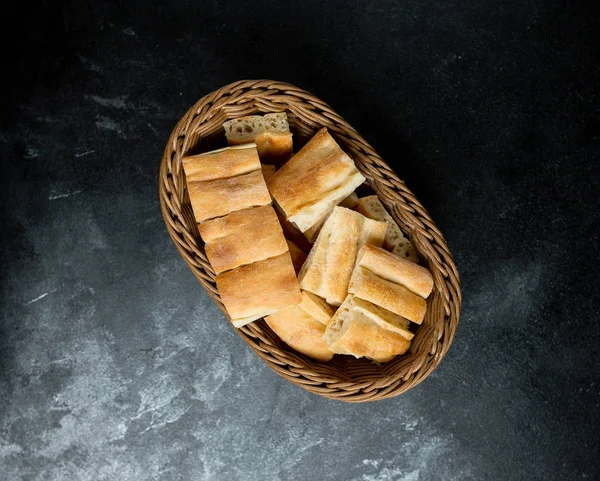 Wicker Basket Tendering Bread Table — Stock Photo, Image