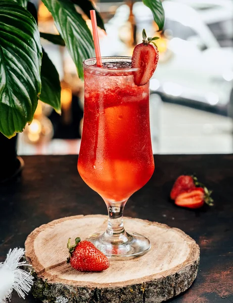 Limonada de fresa en la mesa _ _ — Foto de Stock