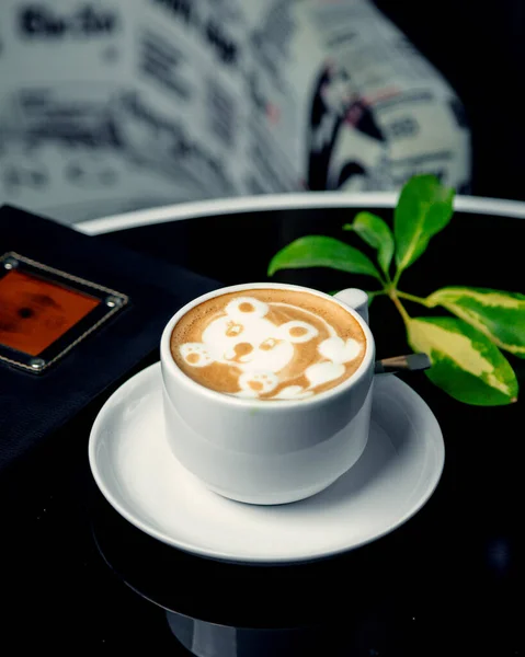 Egy csésze latte latte latte art medvemásolattal — Stock Fotó