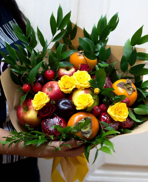 Buquê com frutas mistas e flor — Fotografia de Stock