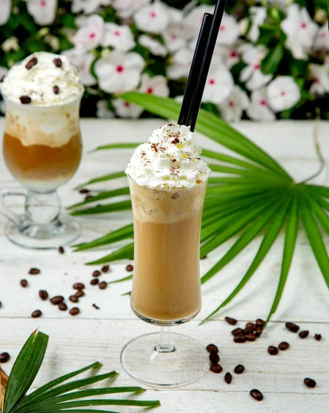 으깬 우유가 담긴 커피 잔 — 스톡 사진