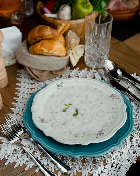 ドブカの伝統的なスープにパンが添えられ — ストック写真