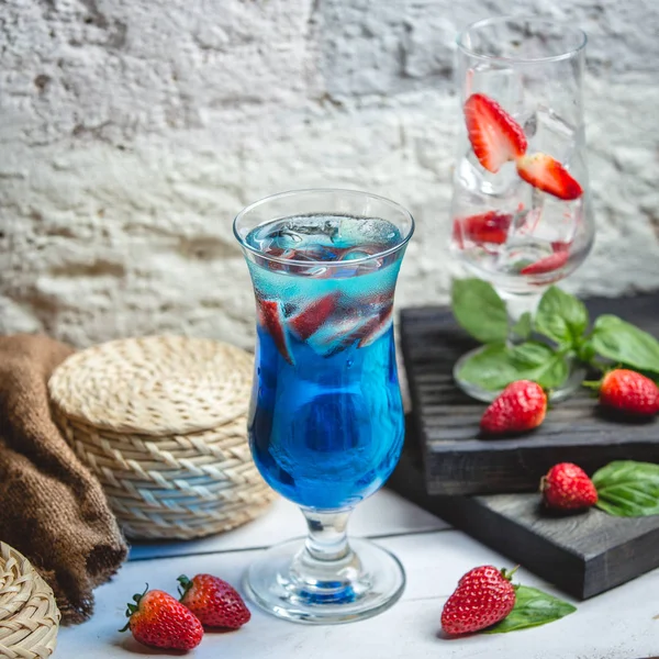 Cocktail lagoa azul na mesa — Fotografia de Stock