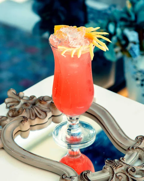 Un verre de cocktail de pamplemousse garni de zeste d'orange — Photo