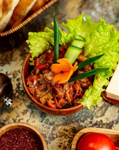 Schimmelsalade met gesneden kruiden — Stockfoto